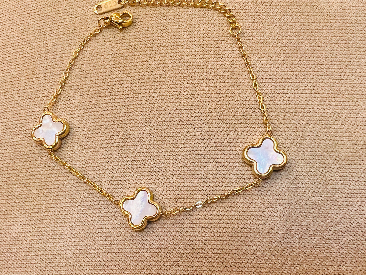 White Decent Chain clover