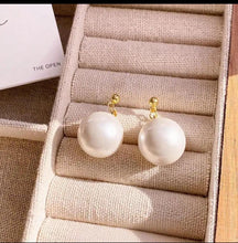 Pearl studs