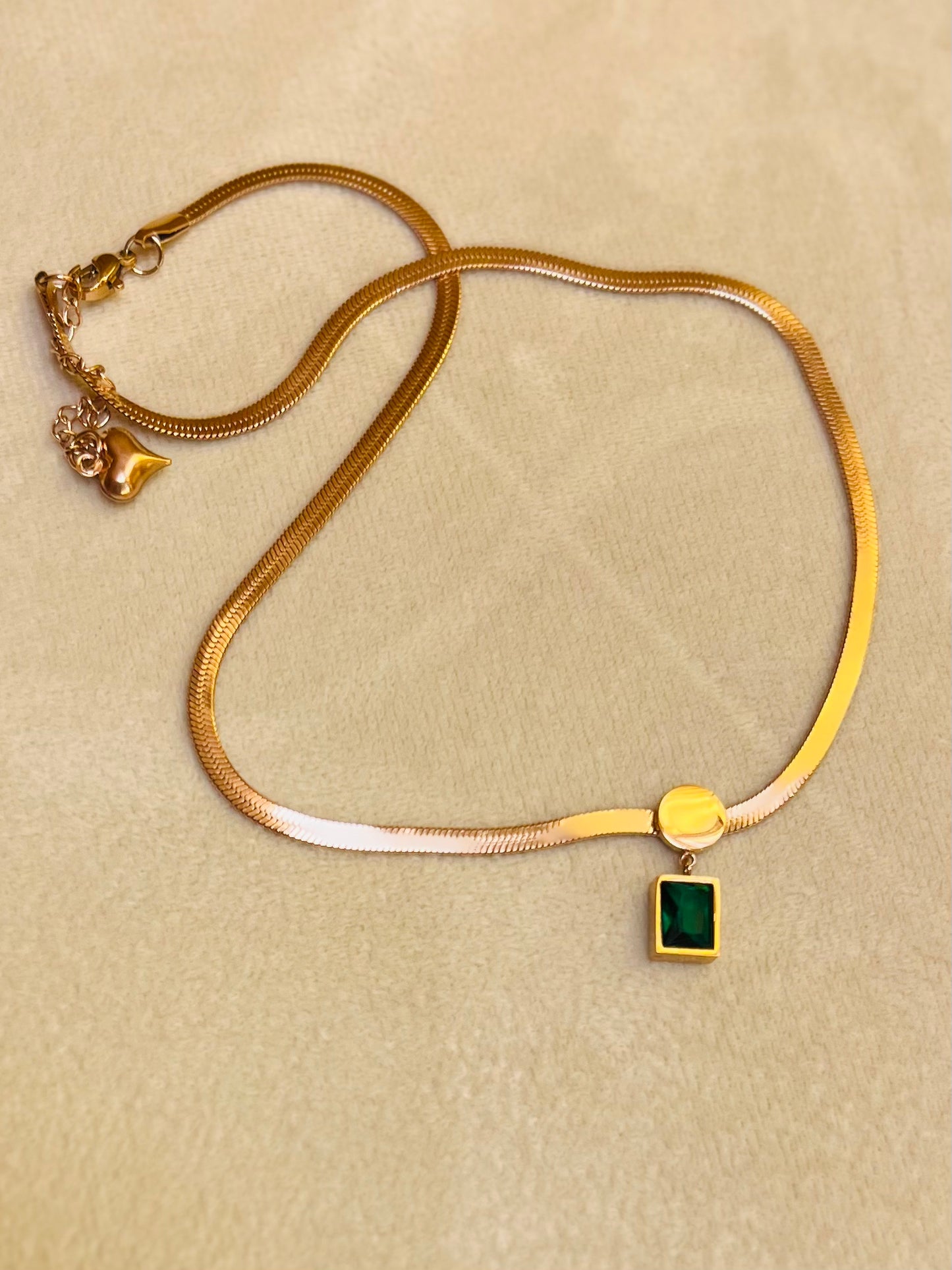 Emerald stone pendant chain